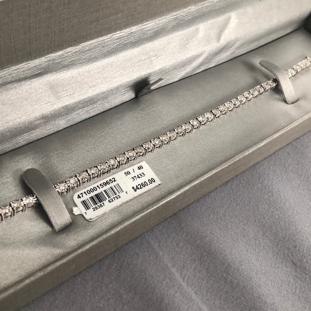 Brand new 2 ct diamond bracelet.